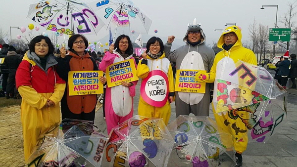 도반들과 함께 동물옷을 빌려입고_왼쪽에서 네 번째 안향희 님