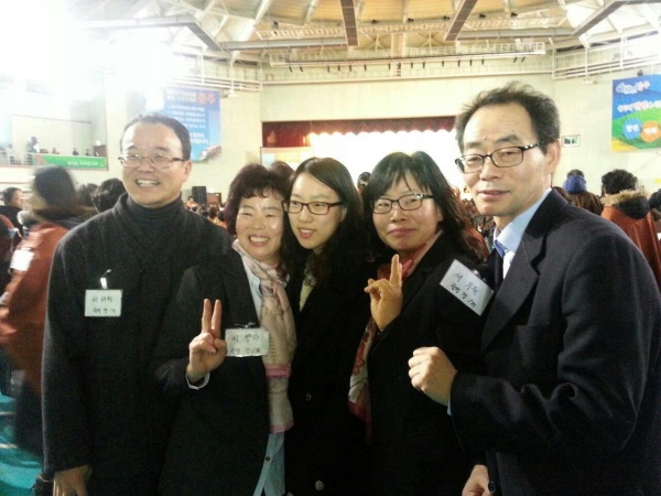 경전반 졸업식에서 수행 도반인 가족과 함께 (오른쪽에서 두 번째 서순자 님)