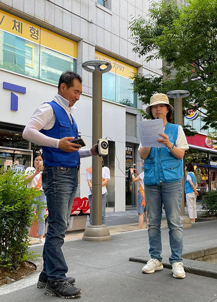 불교대학 학생과 거리모금 (마이크 잡은 박지영 님)