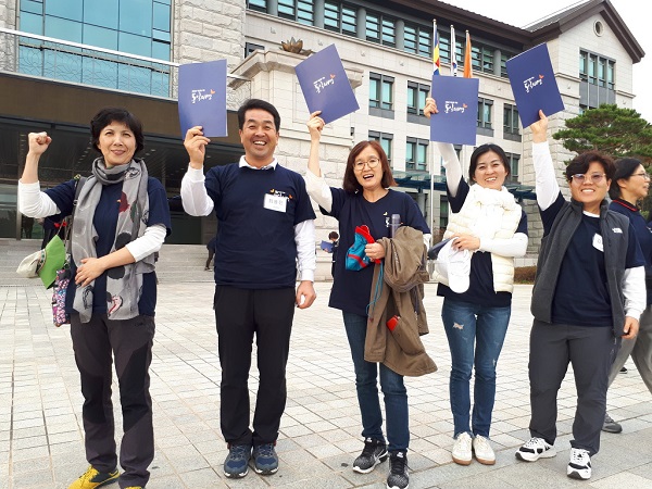 드디어 통일의병이 되다!!(왼쪽부터 선배의병 김은정 님과 새내기 최용진 님, 이경숙 님, 조정인 님, 김화진 님)