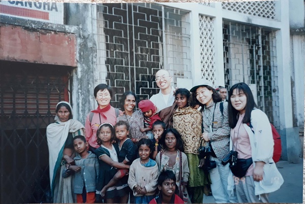 1994년 인도성지순례 (왼쪽 빨간 스카프를 한 박순천 님 )