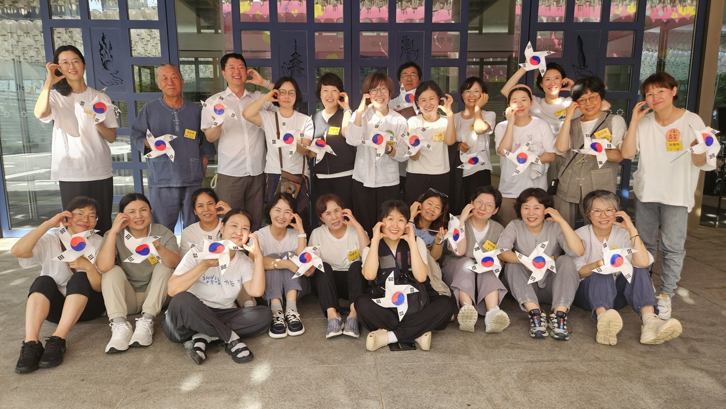 정토사회문화회관 입구에서 정토사회문화회관 입구에서