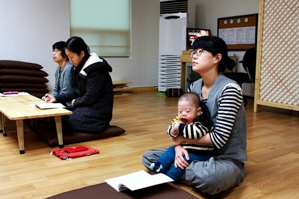 아들 민찬이가 울지 않고 얌전하게 있어주어 수업에 열중할 수 있다는 신영주 보살님~