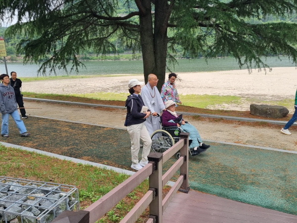 법륜스님이 김임순 원장님의 휠체어를 밀며