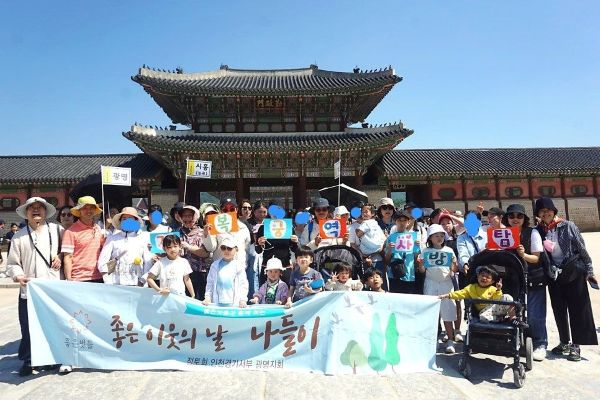 근정문 앞에서 근정문 앞에서