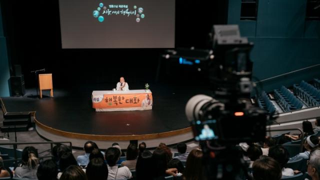 “나이가 들수록, 어떻게 하면 더 나은 어른이 될 수 있을까요?”