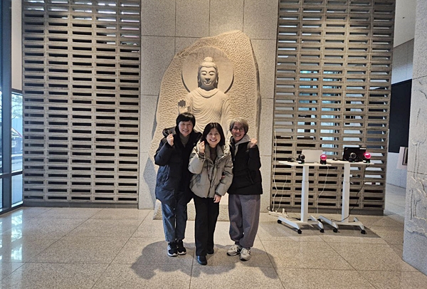 2025년 정토사회문화회관 도량 청정 봉사 후, 향제법사님과(오른쪽 첫 번째 주말숙 님)