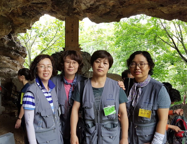 2017년 동북아역사기행 중 국동대혈에서(왼쪽 첫 번째 윤득기 님) 2017년 동북아역사기행 중 국동대혈에서(왼쪽 첫 번째 윤득기 님)