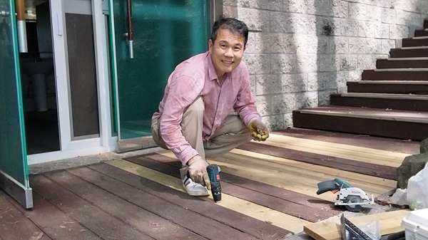수련원 데크 수리 중에