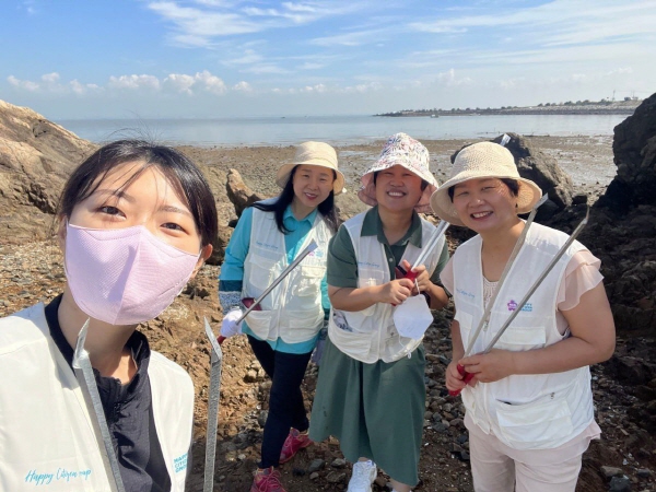 행복시민 줍깅 행사 중에(맨 왼쪽이 김경서 님) 행복시민 줍깅 행사 중에(맨 왼쪽이 김경서 님)