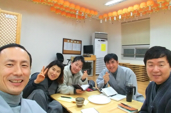 활동가 모임 후 도반들과 함께 김무진 님(왼쪽에서 첫 번째)