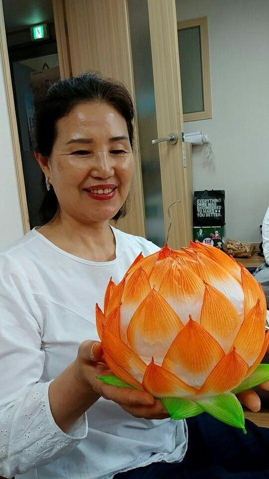부처님 오신날 연등 만들기 중인 정경인님