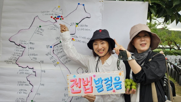 '25년 부처님오신날 아도모례원에서 두호모둠장 강정미 님과 함께(왼쪽 박소항 님)