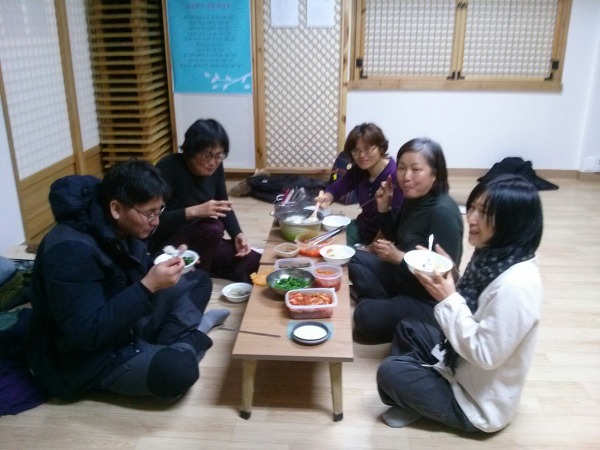 따끈한 콩나물죽으로 아침 공양 중 ^^