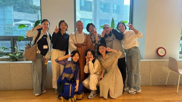 부처님 오신 날에(뒷줄 오른쪽에서 세 번째가 김경주 님)