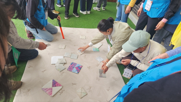 딱지를 넘겨요. 딱! 쳐서 딱지이지요. 딱지를 넘겨요. 딱! 쳐서 딱지이지요.