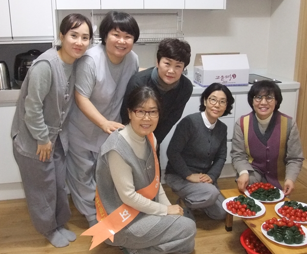 박소영 님(가운데 아래)과 김미옥 님(오른쪽 두번째)