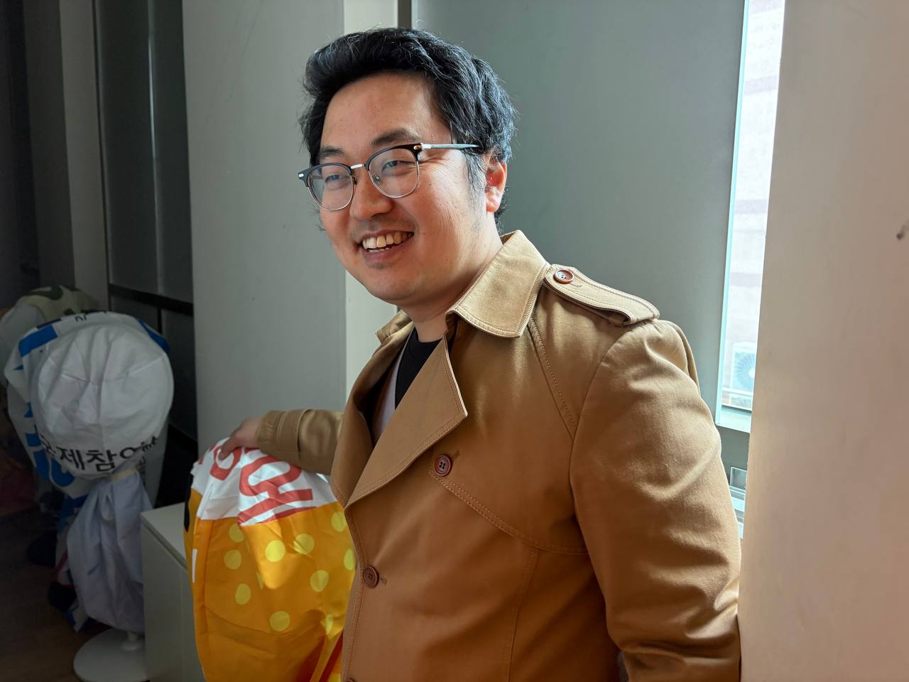 설법전 창고에서 선풍기를 챙기는 고경보 님