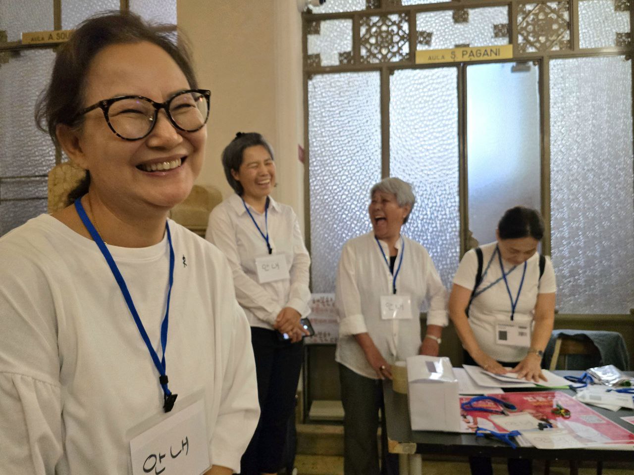 접수팀 준비, 왼쪽부터 김애경 님, 권정화 님(프랑스), 이혜경 님(스위스), 곽안숙 님(프랑스) 접수팀 준비, 왼쪽부터 김애경 님, 권정화 님(프랑스), 이혜경 님(스위스), 곽안숙 님(프랑스)