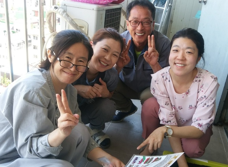 퇴비함에 씨앗 뿌리기 - 왼쪽 첫번째 조순덕 총무님