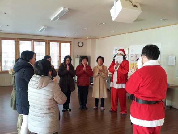 봉사에 앞서 명심문을 함께 합니다.