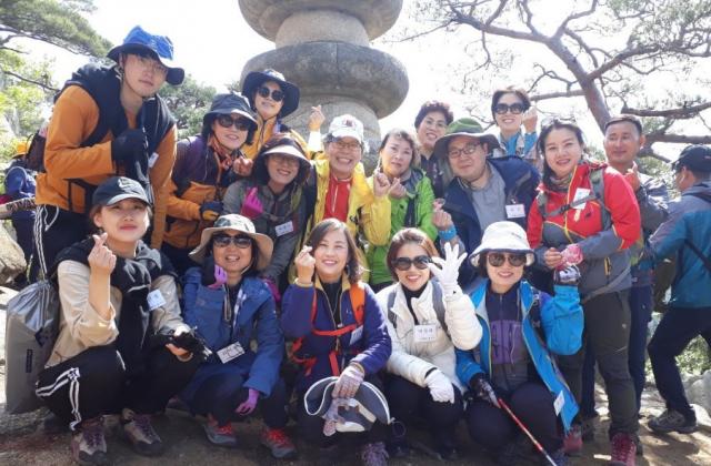 경주남산순례 (뒷줄 왼쪽 두번째 오미영 님, 앞줄 왼쪽에서 두번째 김미옥 님)