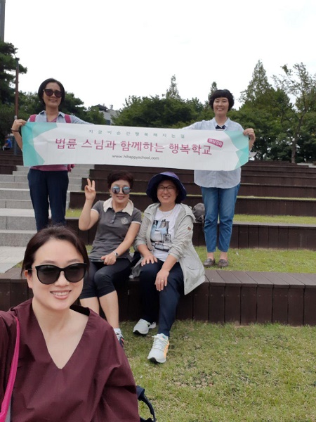 송파지역 행복광장 삼전도비 역사기행을 마치고(오른쪽 맨 끝이 권선옥 님)