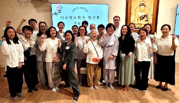 2026년 5월 미주 정토회관 명상홀 개원식에서 국제지부회원들과 함께(왼쪽에서 여섯 번째 유주영 님) 2026년 5월 미주 정토회관 명상홀 개원식에서 국제지부회원들과 함께(왼쪽에서 여섯 번째 유주영 님)