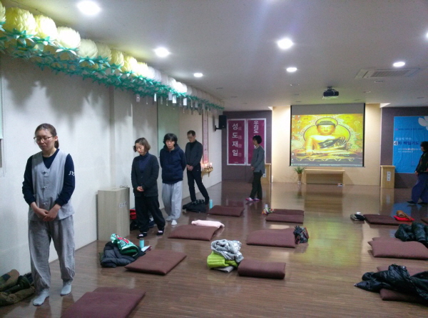 명상 중간 중간 천천히 걸으며 몸을 풀어주는 포행