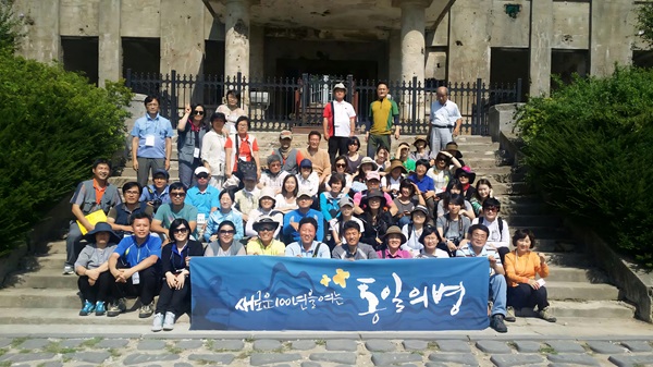 통일의병 53번으로 활동 중에(앞줄 오른쪽에서 다섯 번째가 오용태 님)