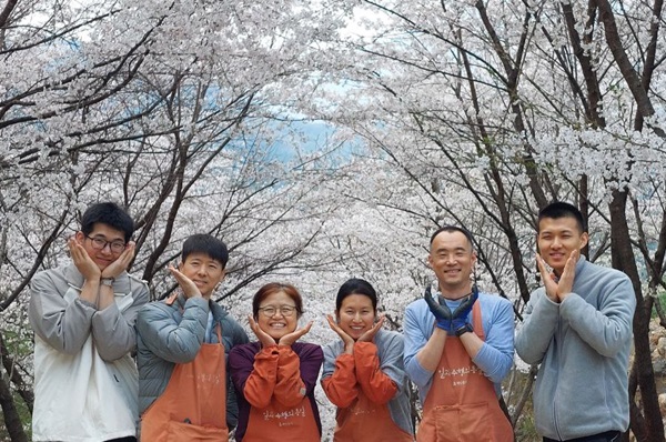 수련원에서 (왼쪽에서 세 번째가 김영애 님)