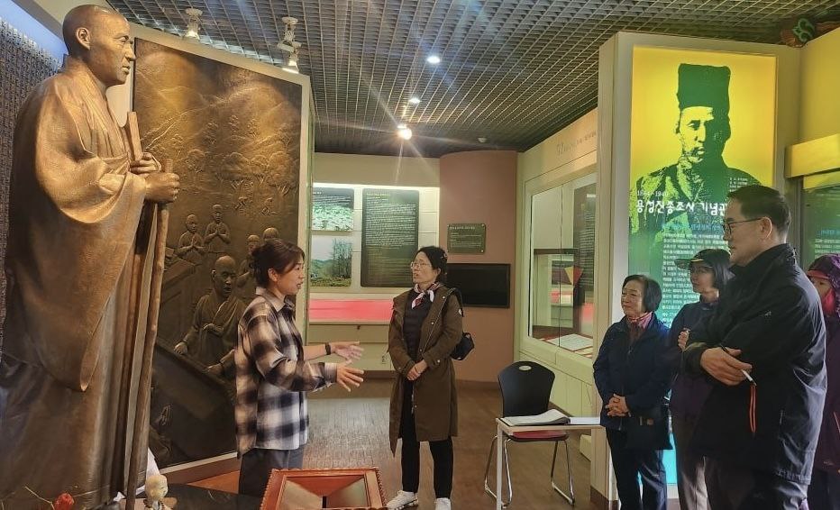 24년 11월, 죽림정사 용성기념관 안내(맨 왼쪽)
