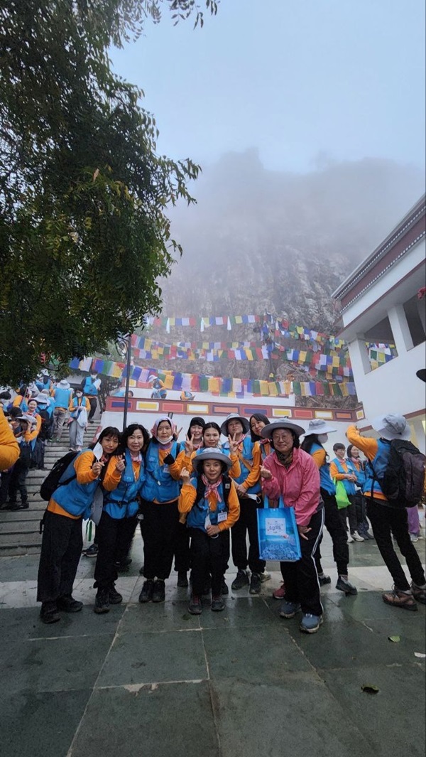 인도성지순례에서(앞줄 가운데가 최윤영 님) 인도성지순례에서(앞줄 가운데가 최윤영 님)