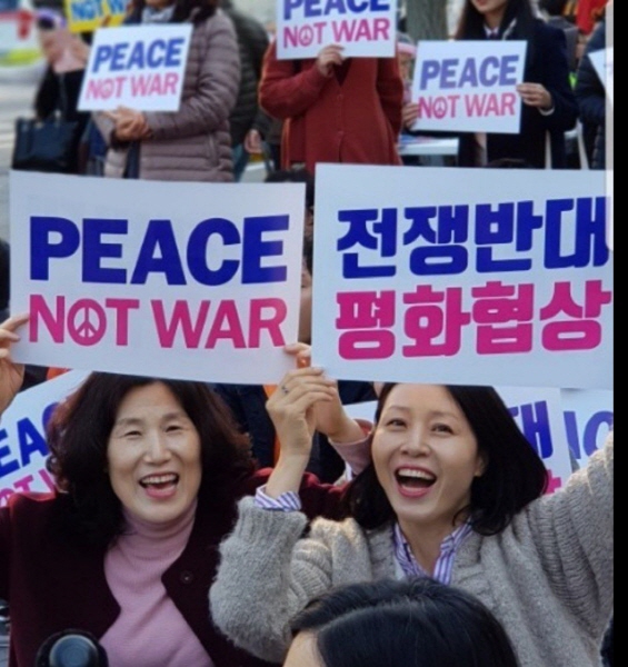 2017년 광화문 평화 집회에서 언니와 함께(오른쪽이 이무희 님)