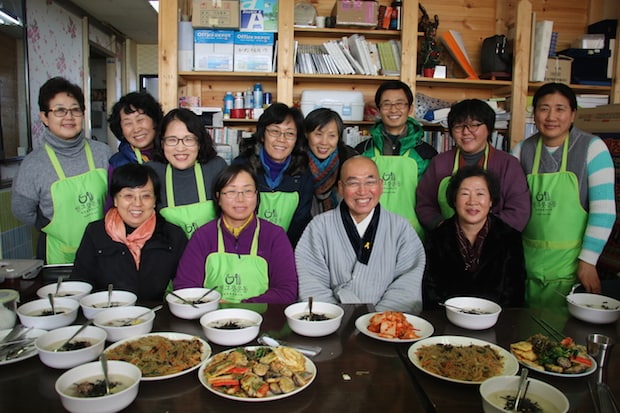 해고노동자들을 위해 새해에 떡국을 정성껏 준비한 평택.안성.수원도반님들과(2014.1.1)