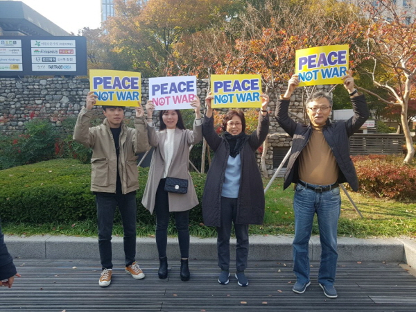 서울 광화문 평화 집회에서 가족과 함께