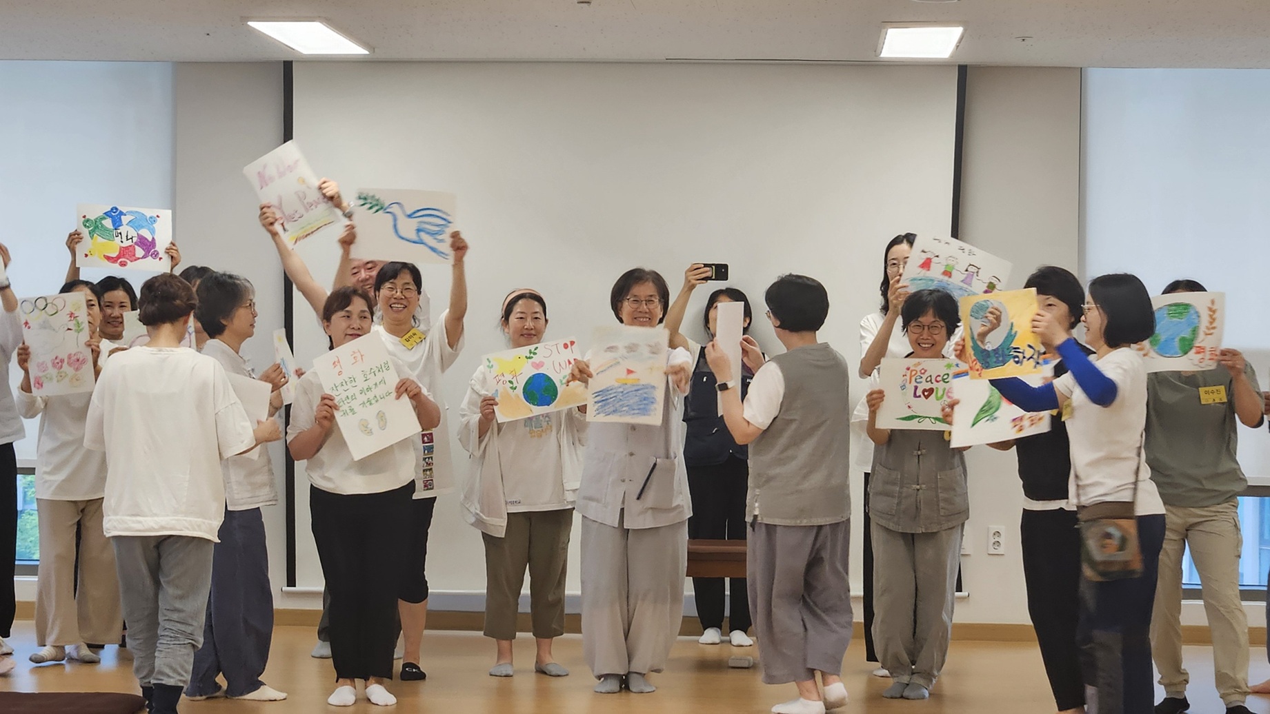 평화의 메시지를 전하는 퍼포먼스 평화의 메시지를 전하는 퍼포먼스