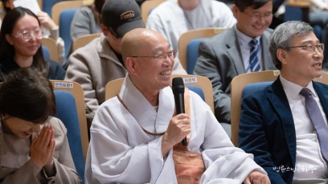 “스님, 평생 남들 질문만 들으셨으니 오늘은 청년 법륜이 한 번 질문하시죠!”