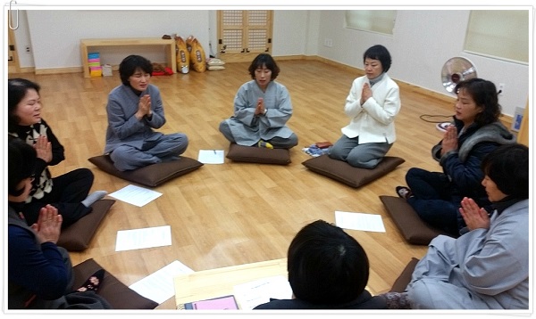 어엿한 정관법당에서 졸업 소감 나누기 정관법당 도반들의 졸업 나누기 동영상입니다. ^^동영상 주소: http://tvpot.daum.net/v/v05efHCZJZATJJFbTa2ATtb