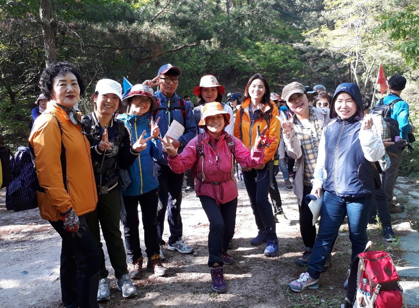 불교대학 경주남산순례에서 봉사중인 이상미 님(한가운데)