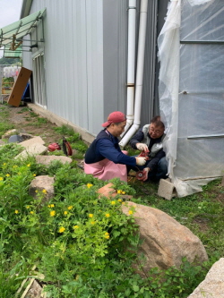 물받이 수리 중에(오른쪽이 박정배 님) 물받이 수리 중에(오른쪽이 박정배 님)