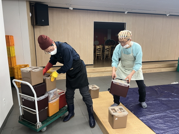 김치통 나르는 봉사자들