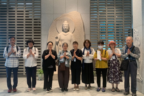 2024년 영주 모둠활동, 정토사회문화회관 기념 촬영(왼쪽에서 세 번째, 박길자 님)