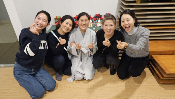 2024년 12월 31일 성남지회 평화기원 만 배 정진 때 법사님, 모둠원들과 함께(맨 오른쪽이 이무희님)