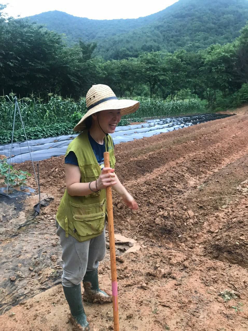 두북수련원에서 밭일하며