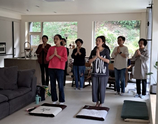 2024년 여름, 오프라인 수행법회 (둘째 줄 오른쪽에서 두 번째)