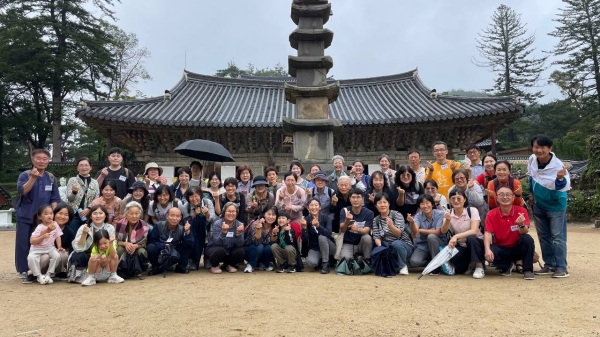 국보 제348호, 마곡사 오층 석탑 앞에서