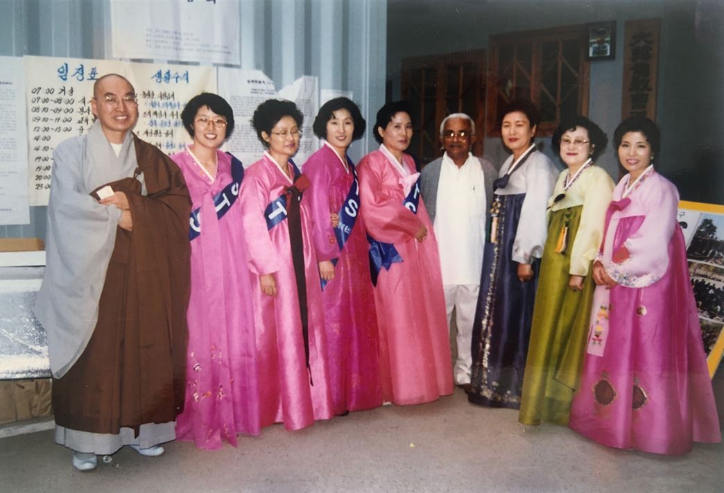 1996.10.31 스리랑카 사르보다야운동을 이끈 아리야라트네(AT, Ariyaratne)박사 초청강연회에서. 홍제동 정토포교원 시절(맨 오른쪽)