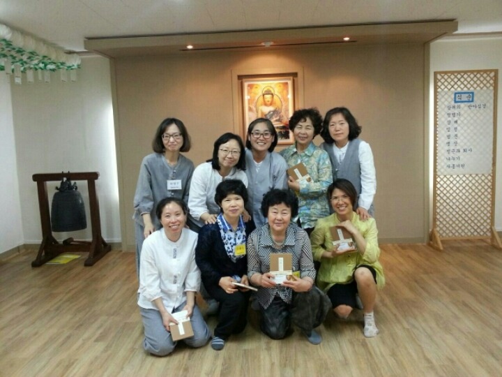 잊지 못할 수행맛보기. 이때부터 새벽정진을 시작해 지금까지 거르지 않고 있습니다. (윗줄 오른쪽 두번째 하숙이 보살님, 아랫줄 오른쪽 두번째 이순남 보살님)