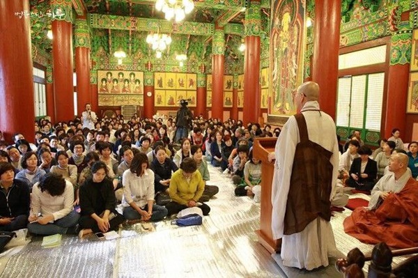 2019년 경전대학 특별수업으로 참석한 죽림정사 법회에서 질문하는 전은경 님